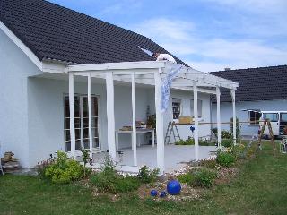 Terrassenüberdachung aus Leimbindern weiß lasiert und Plexiglasdach